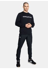 Bluza męska Calvin Klein Jeans (J30J307757-099). Okazja: na spotkanie biznesowe. Kolor: czarny. Materiał: jeans. Wzór: nadruk. Styl: biznesowy #3