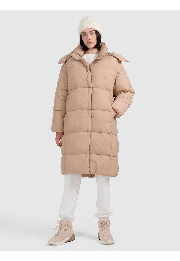4f - 4F Płaszcz puchowy z wypełnieniem syntetycznym damski - beżowy M. Okazja: na co dzień. Typ kołnierza: kołnierzyk stójkowy. Kolor: beżowy. Materiał: syntetyk, puch. Długość: do kolan. Wzór: gładki. Styl: casual
