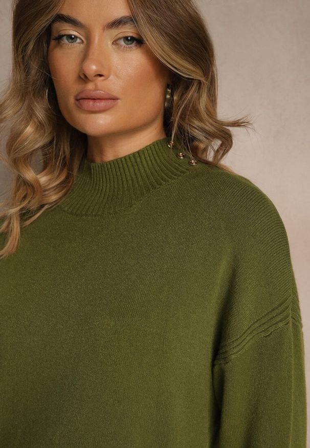 Renee - Zielony Gładki Golf Zdobiony Guzikami przy Dekolcie Rallessa. Okazja: na co dzień, na spotkanie biznesowe, na randkę. Typ kołnierza: golf. Kolor: zielony. Materiał: jeans. Długość rękawa: długi rękaw. Długość: długie. Wzór: gładki, aplikacja. Styl: casual, elegancki, biznesowy, klasyczny