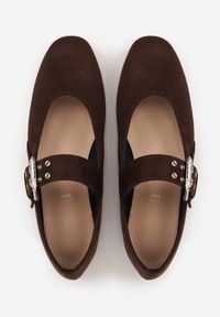 Renee - Ciemnobrązowe Balerinki Vices w Stylu Mary Jane ze Skórzaną Wkładką Rilaneia. Okazja: na co dzień. Kolor: brązowy. Materiał: skóra. Wzór: grochy. Styl: casual, klasyczny #7