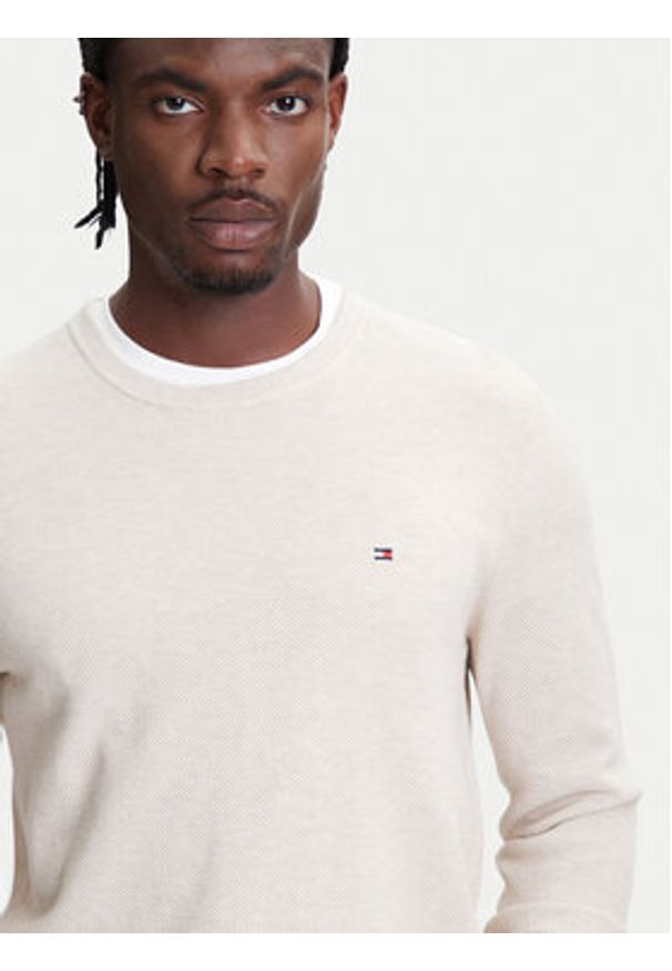 TOMMY HILFIGER - Tommy Hilfiger Sweter Essential MW0MW36347 Beżowy Regular Fit. Kolor: beżowy. Materiał: bawełna