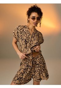 Sinsay - Wiskozowe szorty z kieszeniami - beżowy. Kolor: beżowy. Materiał: wiskoza