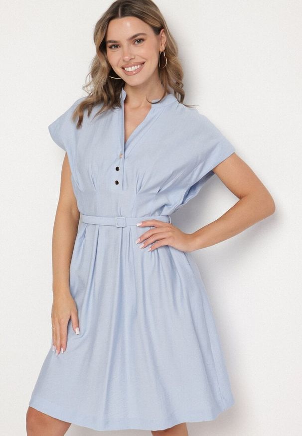 Born2be - Niebieska Sukienka z Wiskozy o Rozkloszowanym Kroju z Paskiem Sepina. Okazja: na co dzień. Typ kołnierza: dekolt w serek. Kolor: niebieski. Materiał: wiskoza. Długość rękawa: krótki rękaw. Wzór: aplikacja. Sezon: lato. Styl: klasyczny, casual, elegancki