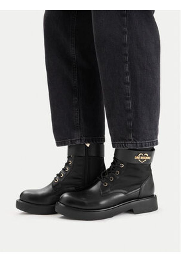 Love Moschino - LOVE MOSCHINO Trzewiki JA24024G1NIN100A41 Czarny. Kolor: czarny. Materiał: skóra