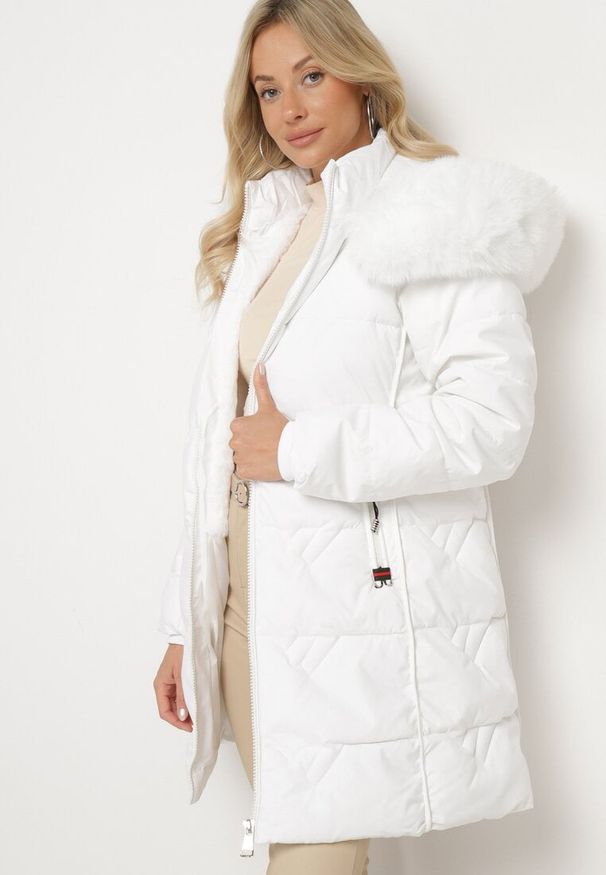 Born2be - Biała Pikowana Kurtka z Futrzaną Podszewką i Odpinanym Kapturem z Futerkiem Salira. Okazja: na co dzień. Kolor: biały. Materiał: futro. Styl: elegancki, casual, klasyczny
