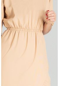 Figl - Asymetryczna sukienka midi z gumą w pasie beżowa. Okazja: do pracy, na co dzień. Kolor: beżowy. Materiał: guma. Typ sukienki: asymetryczne. Styl: casual. Długość: midi #2