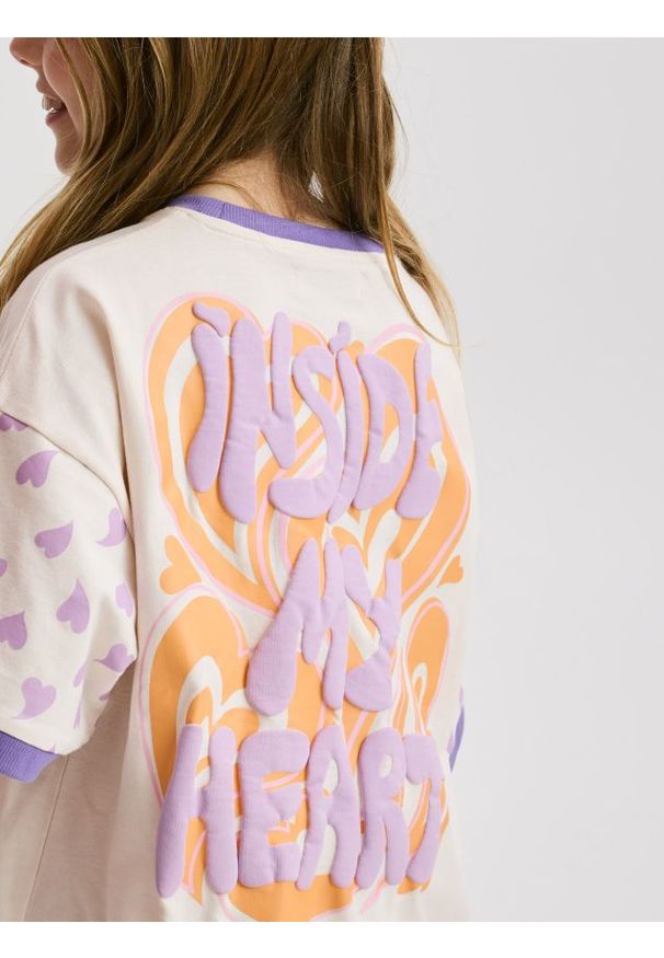 Reserved - Luźny t-shirt z nadrukiem - pastelowy róż. Kolor: różowy. Materiał: bawełna. Wzór: nadruk