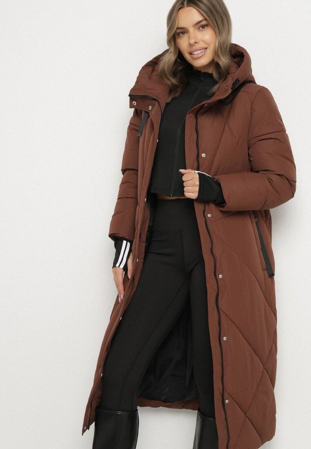 Born2be - Brązowa Pikowana Kurtka o Długim Pudełkowym Kroju z Kapturem i Kieszeniami Attesina. Okazja: na co dzień. Typ kołnierza: kaptur. Kolor: brązowy. Materiał: wełna, jeans. Długość: długie. Sezon: zima. Styl: klasyczny, casual, elegancki