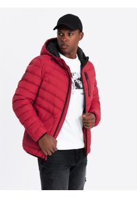 Ombre Clothing - Pikowana sportowa kurtka męska z kontrastowym zamkiem – czerwona V8. Okazja: na co dzień. Kolor: czerwony. Materiał: guma, poliester, materiał, syntetyk, nylon. Długość: długie. Wzór: aplikacja. Styl: sportowy #6