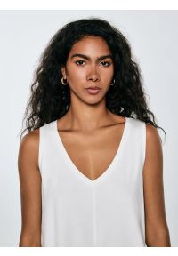 Big-Star - Koszulka damska na ramiączkach z wiskozy biała Pistima 100. Okazja: na co dzień. Typ kołnierza: dekolt w serek. Kolor: biały. Materiał: wiskoza. Długość rękawa: na ramiączkach. Wzór: aplikacja. Sezon: lato. Styl: casual, klasyczny, elegancki #2