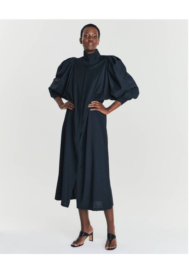 ANIA KUCZYŃSKA - Czarna wełniana sukienka Gaia. Kolor: czarny. Materiał: wełna. Typ sukienki: proste, oversize. Długość: midi