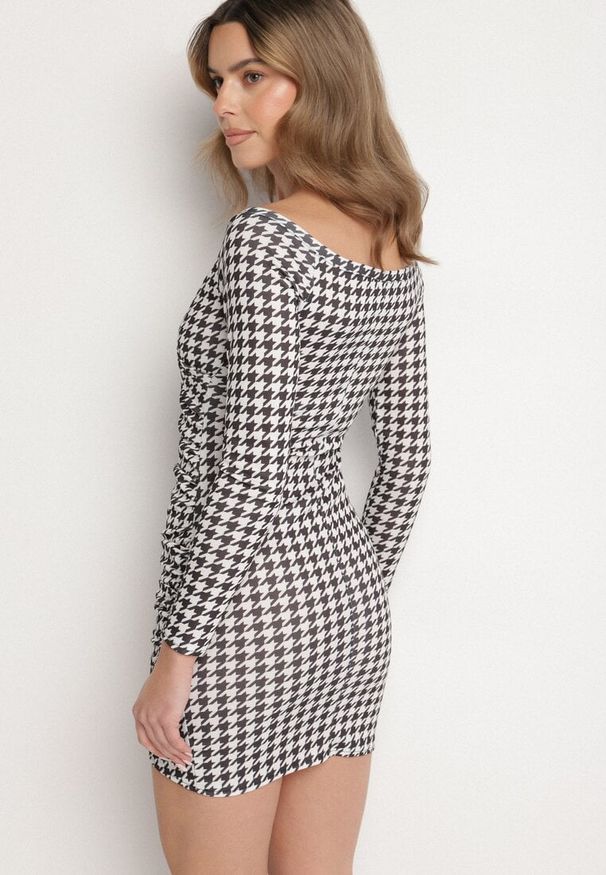 Born2be - Czarna Dopasowana Sukienka z Kopertowym Dekoltem w Pepitkę Novialina. Okazja: na co dzień. Typ kołnierza: dekolt kopertowy. Kolor: czarny. Typ sukienki: kopertowe. Styl: casual, sportowy