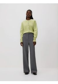 Reserved - Spodnie z paskiem - jasnoszary. Kolor: szary. Materiał: tkanina, wiskoza. Wzór: gładki