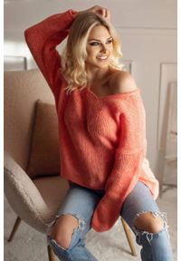 PeeKaBoo - Luźny sweter z dekoltem w serek wełniany pomarańczowy. Typ kołnierza: dekolt w serek. Kolor: pomarańczowy. Materiał: wełna. Styl: elegancki