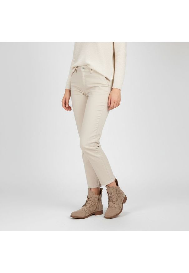 Botki damskie S.Barski, ażurowa cholewka sznurowane stabilny niski obcas wygodna konstrukcja miękka wkładka, beżowe, HY61-8009. Zapięcie: sznurówki. Kolor: beżowy. Szerokość cholewki: normalna. Wzór: ażurowy. Materiał: jeans. Sezon: jesień, wiosna. Obcas: na obcasie. Styl: elegancki, klasyczny. Wysokość obcasa: niski