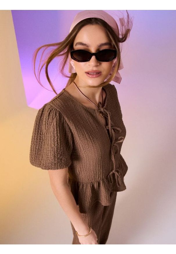 Sinsay - Bluzka ze strukturalnej tkaniny z ozdobnym wiązaniem - brązowy. Kolor: brązowy. Materiał: tkanina