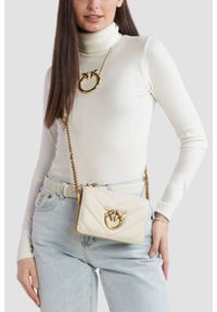 Pinko - PINKO Beżowa kopertówka Love Click Mini. Kolor: beżowy. Materiał: skórzane. Styl: wizytowy, casual, elegancki