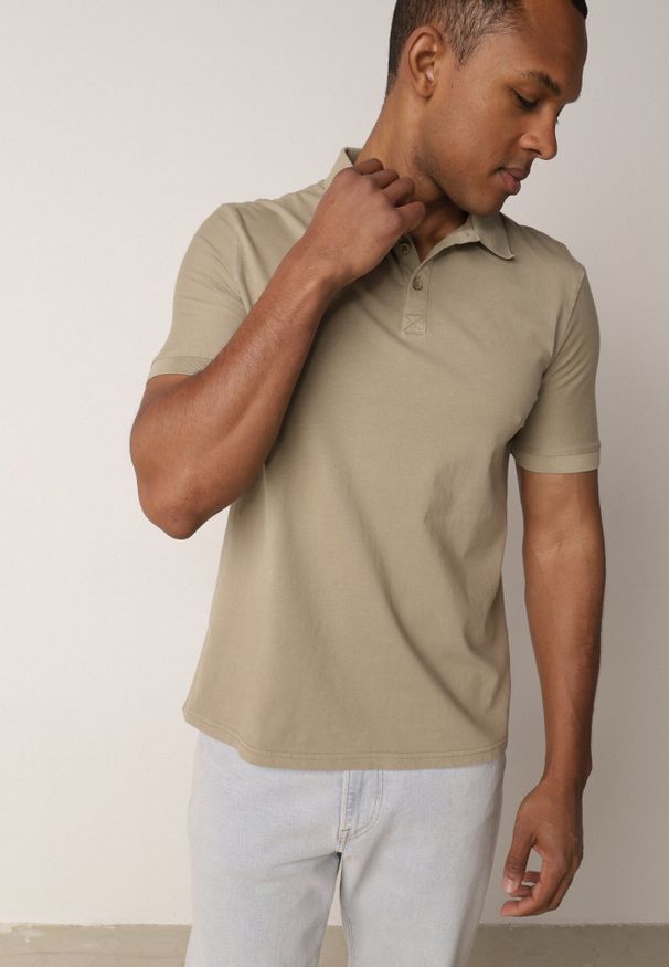 Born2be - Ciemnozielona Gładka Koszulka Polo o Klasycznym Kroju Sinopea. Okazja: do pracy, na co dzień, na spotkanie biznesowe. Typ kołnierza: polo. Kolor: zielony. Materiał: jeans. Wzór: gładki. Styl: klasyczny