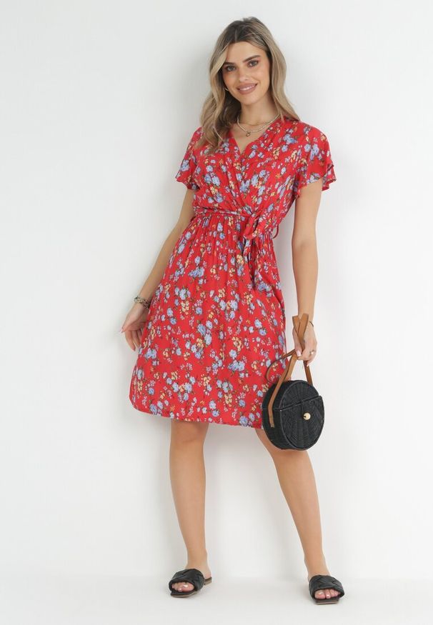 Born2be - Czerwona Sukienka Midi z Wiskozy z Gumką w Talii i Krótkim Rękawem Jodys. Kolor: czerwony. Materiał: wiskoza. Długość rękawa: krótki rękaw. Długość: midi