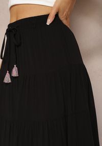 Renee - Czarna Wiskozowa Spódnica High Waist o Rozkloszowanym Kroju z Wiązaniem i Gumką w Talii Leceviana. Okazja: na spacer. Stan: podwyższony. Kolor: czarny. Materiał: wiskoza. Wzór: aplikacja. Sezon: lato, wiosna. Styl: elegancki #5