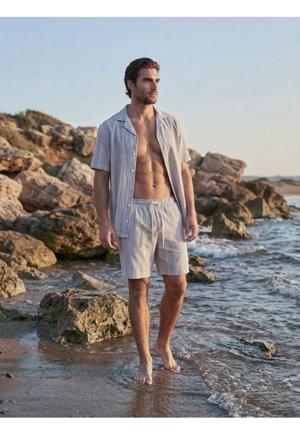 Sinsay - Bawełniane szorty w paski - zielony. Kolor: zielony. Materiał: bawełna. Wzór: paski