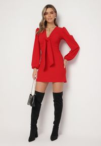 Born2be - Czerwona Sukienka Mini z Głębokim Dekoltem z Wiązaniem i Bufiastymi Rękawami Upittra. Kolor: czerwony. Typ sukienki: trapezowe. Długość: mini #4