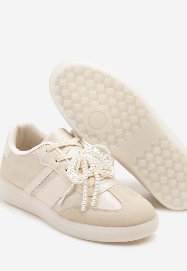 Renee - Beżowe Sneakersy Typu Kultowe Tenisówki ze Zdobieniem z Perłami Nalavia. Okazja: na co dzień. Kolor: beżowy. Materiał: jeans. Wzór: aplikacja