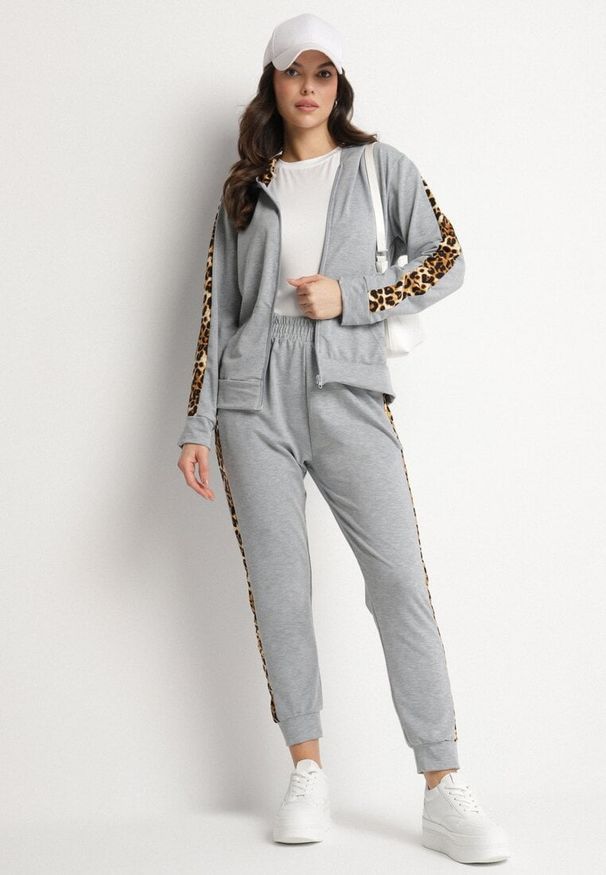 Born2be - Szary Komplet Dresowy Bluza i Spodnie ze Zdobieniami w Panterkę Solhiris. Kolor: szary. Materiał: dresówka. Wzór: motyw zwierzęcy, aplikacja