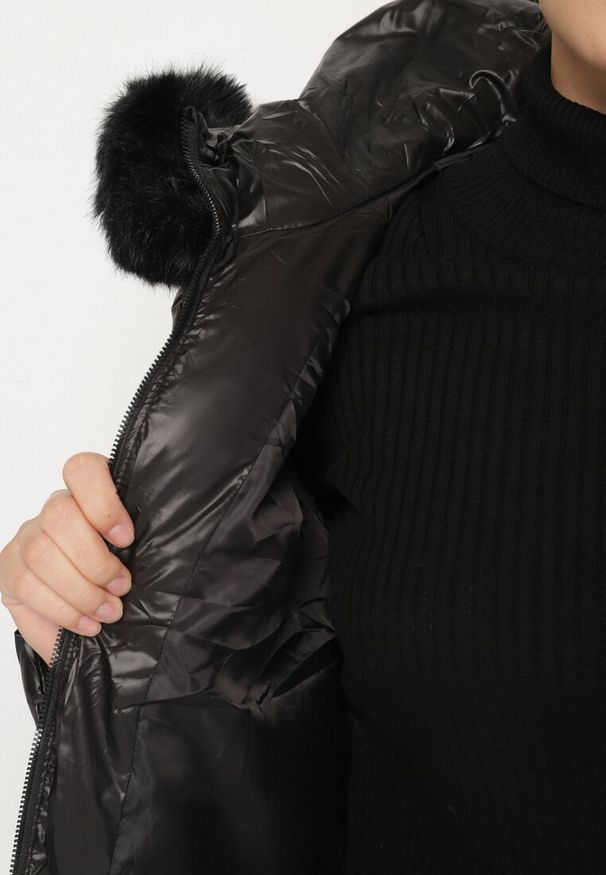 Born2be - Czarna Pikowana Kurtka z Kapturem z Odpinanym Futerkiem Sevea. Okazja: na spacer. Typ kołnierza: kaptur. Kolekcja: plus size. Kolor: czarny. Materiał: futro. Styl: sportowy, klasyczny