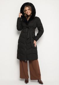 Born2be - Czarna Pikowana Kurtka z Futerkowym Obszyciem i Paskiem Samiria. Okazja: do pracy, na co dzień, na spotkanie biznesowe. Kolor: czarny. Materiał: dzianina, jeans, futro, poliester. Styl: casual, klasyczny, biznesowy #6