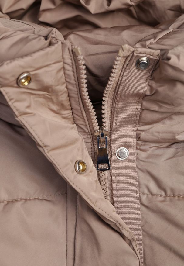 Born2be - Ciemnobeżowa Pikowana Kurtka Puffer z Kapturem Miviera. Okazja: na spacer, na co dzień. Typ kołnierza: kaptur. Kolor: beżowy. Materiał: dzianina, jeans. Sezon: zima. Styl: casual