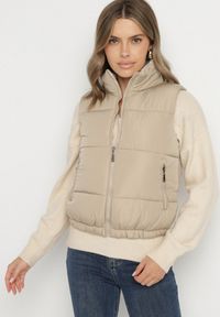 Born2be - Ciemnobeżowa Pikowana Kamizelka z Ozdobną Podszewką Olianela. Okazja: na co dzień, na spacer. Kolor: beżowy. Materiał: jeans. Wzór: aplikacja. Styl: casual, elegancki #6