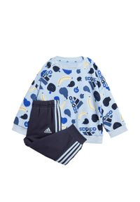 Adidas - Zestaw dresowy Essentials Allover Print Kids. Kolor: niebieski. Materiał: dresówka. Wzór: nadruk #1