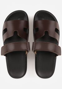 Born2be - Ciemnobrązowe Klapki na Grubej Podeszwie Ozdobione Wycięciami Faneora. Okazja: na co dzień. Kolor: brązowy. Materiał: jeans. Wzór: aplikacja. Obcas: na platformie. Styl: casual #7