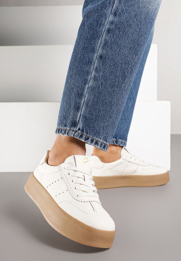 Renee - Beżowe Sneakersy na Platformie Ozdobione Perforacją Haladina. Okazja: na co dzień. Zapięcie: sznurówki. Kolor: beżowy. Materiał: jeans. Wzór: aplikacja. Obcas: na platformie