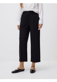 Reserved - Luźne spodnie z kantem - czarny. Kolor: czarny. Materiał: tkanina, wiskoza #1
