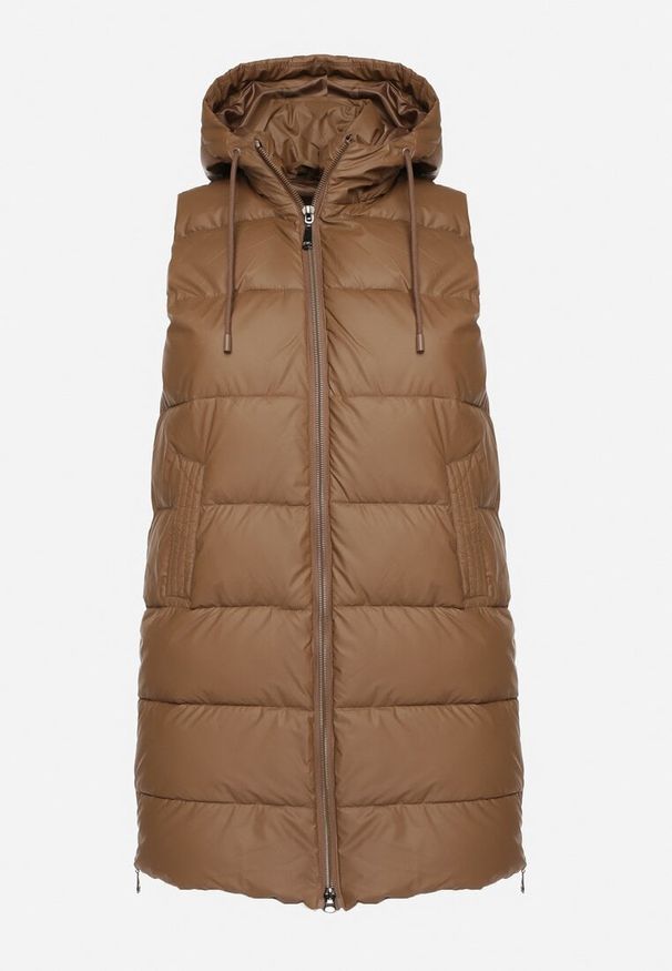 Born2be - Brązowa Pikowana Kamizelka z Kapturem na Suwak i Napy Timella. Okazja: na spacer, na co dzień. Typ kołnierza: kaptur. Kolekcja: plus size. Kolor: brązowy. Materiał: jeans. Wzór: aplikacja. Styl: klasyczny, elegancki, casual