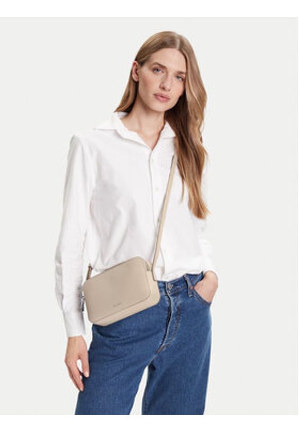 Calvin Klein Torebka Foil Logo Elongated Camera Bag LV04F3276G Beżowy. Kolor: beżowy. Materiał: skórzane