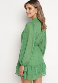 Born2be - Zielona Rozkloszowana Sukienka Mini z Bufiastymi Rękawami i Falbanką Illathi. Kolor: zielony. Materiał: materiał. Wzór: aplikacja. Długość: mini #3