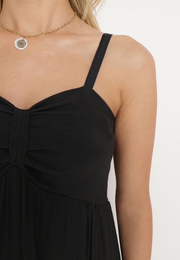 Born2be - Czarna Sukienka z Bawełną na Regulowanych Ramiączkach z Elastyczną Gumką na Plecach Tinathias. Okazja: na co dzień, na spacer. Kolor: czarny. Materiał: bawełna. Długość rękawa: na ramiączkach. Sezon: lato. Typ sukienki: proste. Styl: klasyczny, casual