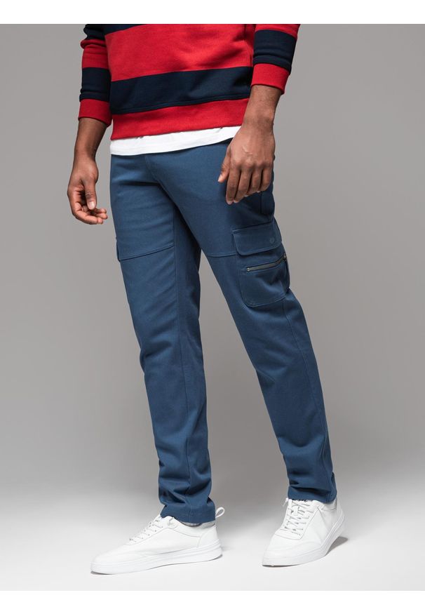 Ombre Clothing - Męskie spodnie cargo STRAIGHT LEG z zapinanymi na zamek kieszeniami – ciemnoniebieskie V1. Kolor: niebieski. Materiał: bawełna, elastan, materiał. Styl: elegancki