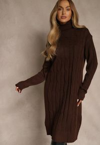 Renee - Brązowa Sukienka Sweterkowa z Golfem Wełną Bawełną i Ozdobnym Splotem Reilenea. Okazja: na imprezę. Typ kołnierza: golf. Kolor: brązowy. Materiał: wełna, bawełna. Wzór: ze splotem. Styl: elegancki #1