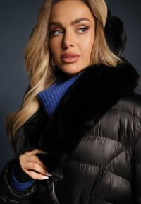 Renee - Czarna Pikowana Kurtka z Wiązanym Paskiem i Kołnierzem z Futerka Avrissa. Typ kołnierza: bez kaptura. Kolor: czarny. Materiał: futro #2