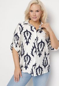 Born2be - Biało-Granatowa Koszula z Tkaniny z Wiskozą w Etniczny Wzór z Podpinanymi Rękawami Fommea. Okazja: na co dzień. Kolekcja: plus size. Kolor: niebieski. Materiał: wiskoza, tkanina. Styl: klasyczny, casual, elegancki #3