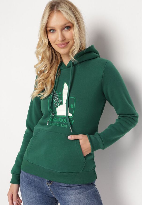 Born2be - Zielona Bluza Dzianinowa z Kapturem i Nadrukiem Jubida. Typ kołnierza: kaptur. Kolor: zielony. Materiał: dzianina. Długość rękawa: długi rękaw. Długość: długie. Wzór: nadruk