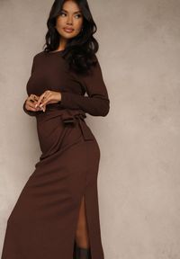 Renee - Brązowa Sukienka o Taliowanym Kroju z Wiązaniem w Pasie i Rozcięciami Esalarra. Okazja: do pracy, na spotkanie biznesowe, na co dzień, na randkę. Kolor: brązowy. Typ sukienki: oversize. Styl: casual, klasyczny, biznesowy #4