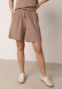 Born2be - Brązowe Bawełniane Szorty Dresowe w Drobne Paseczki Wiązane na Sznurki Loregune. Okazja: do domu, na co dzień. Kolor: brązowy. Materiał: bawełna, dresówka. Długość: krótkie. Wzór: gładki. Styl: elegancki, klasyczny, casual #5