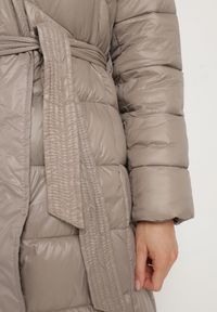 Born2be - Beżowa Pikowana Kurtka o Długim Kroju z Odpinanym Kapturem z Futerkiem i Paskiem oleti. Okazja: na co dzień, na spacer. Kolor: beżowy. Materiał: futro. Długość: długie. Sezon: zima. Styl: klasyczny, casual, elegancki #7