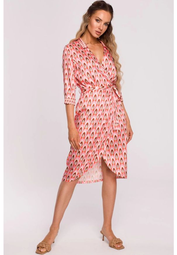 MOE - Satynowa sukienka kopertowa z dekoltem V i wiązaniem różowa. Okazja: na wesele, na ślub cywilny, na imprezę. Kolor: beżowy, różowy. Materiał: satyna. Typ sukienki: kopertowe