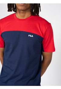 Fila T-Shirt "Tee" | FAM0325 | Mężczyzna | Czerwony, Granatowy. Okazja: na co dzień. Kolor: niebieski, wielokolorowy, czerwony. Materiał: bawełna. Styl: casual #2